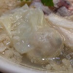 手打ち正麺 Hachimitsu - お肉ギッチリな雲呑。