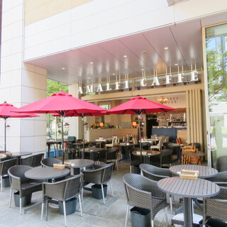 ヨーロッパの街角のカフェにいるような雰囲気を楽しめます。