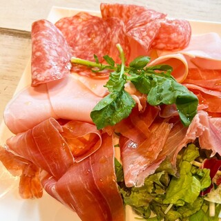 ディナ季節料理小皿メニュー、イタリア産ワインと楽しめます。