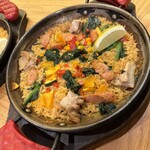 La Pesquera MARISQUERIA - チョリソーとチキンのパエージャ