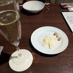 星空ダイニング ノッテ ビアンカ - いわゆるお通し　ピスタチオとチーズ(残念ながら銘柄は聞き取れず)