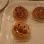 ぱにーに - あんぱんまんパン。子どもが引き寄せられるようにさわさわしてました