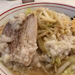 蒙古タンメン中本 - タップリのモヤシと背脂、厚切りのチャーシュー