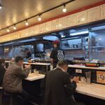 蒙古タンメン中本 - 店内と厨房の様子