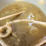 ラーメン 富士丸 - 麺を啜り切り…