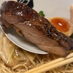 中華そば 髙野 - 鶏チャーシュー。燻製された絶妙ないい香りが漂います。