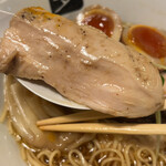 中華そば 髙野 - 鶏チャーシュー。噛んだ時のコリコリ食感は病みつきになります。