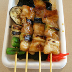 ハセガワストア - やきとり弁当（中）：ごはん250g　豚精肉3本+野菜串1本