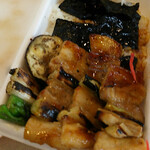 ハセガワストア - やきとり弁当（中）：ごはん250g　豚精肉3本+野菜串1本。串を抜いた状態