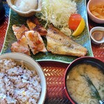 大戸屋 - しまほっけともろみチキンの炭火焼き定食(五穀米に変更)