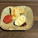 桜梅桃李 - お通し　湯葉とクリームチーズ　発酵トマト