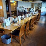 大戸屋 - お店中央のカウンターテーブル