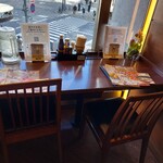 大戸屋 - 窓際のカウンターテーブル