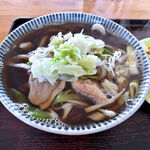 くに一 - 具は、鴨肉、茹でキャベツ、長ねぎ、刻みねぎ。