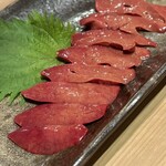 地鶏・黒豚・馬刺し まる九 - 鶏肝刺し