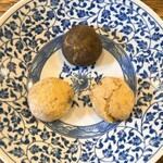 クリコロ - 左から鰻、雲丹(黒いやつ)、牛すじ