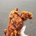 カケタ養鶏場直売所 - お店向かいの駐車場で齧り付く、美味すぎるぜ…！