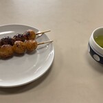 松山商店 - ■焼だんご￥120＊２＝￥240：昔ながらのシンプルな団子は、しっかり醤油味でやや辛め、香ばしく素朴な風味。醤油の焦げた香りが食欲をそそり、食感はしっかりめで噛みごたえあり。茶碗で供される日本茶も嬉しい。