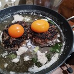 Meat Eat UP ステーキハウス  - ダブルハンバーグ、、、？？？写真のイメージと違うっ！ちっちゃ！笑。メニューを写真にするか、グラム数載せた方がいいかと汗