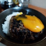 Meat Eat UP ステーキハウス  - ご飯に乗せるのに失敗して卵が割れちゃった涙。結論から言うと、1つのハンバーグを2つにわけてある？このメニューより、1つドカンと食べられるメニューが好きかな笑