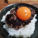Meat Eat UP ステーキハウス  - ご飯に乗せて食する。フライパンからすぐあげたけどあまりレア感は感じられなかったな。やっぱりハンバーグが通常より小さいからかな？