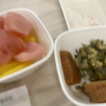 いっせ - お漬物４種は、カウンターでセルフサービス