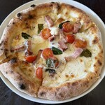 カフェ・ド・ラパン - 厚切りベーコンとミニトマトとスカモルツァのＰizza 1,890円