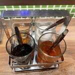 タイ屋台 999 - 卓上のスパイス類