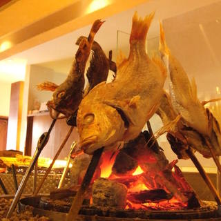 新鮮な肉や魚を、炭火で香ばしく焼き上げる【炉端焼き】