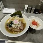 手打ち 蓮 - しめて1510円   逆三角形のような切立の丼に盛られたラーメン、ナルトがポイント