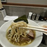 手打ち 蓮 - 躍動感のある麺の形