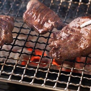 職人が炭火で焼き上げる多彩な肉料理◆ぼんじりや厚切り牛たんも
