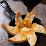 野毛 なおじ - カマンベールのハチミツ焼き