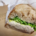 トイット Tiny Bakery - 蜂蜜たっぷりアーモンドツナサンド