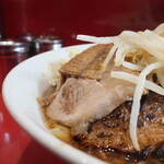 ラーメン二郎 - 豚の厚み