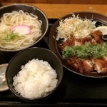 うどん 麦わら - 「鶏酢だれ満腹定食」。ちょい盛り付け雑ですが、11時台にも関わらずほぼ満席状態だったので致し方無いかとw