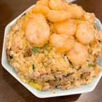 中華 若林 - 五目炒飯　¥2,000 写真は海老が大き過ぎて盛りが少なく見えますが2人でシェアして腹パンになる量です