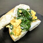 バニトイ ベーグル - プレーンにクレタマとほうれん草のスクランブルエッグ