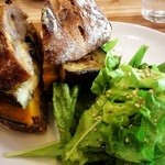 パーラー江古田 - くるみパンで季節の野菜サンドセット