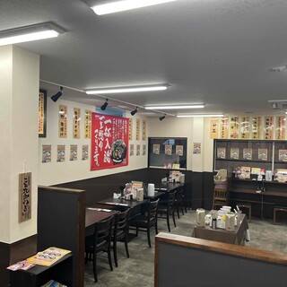 넓은 매장에 카운터 좌석도 완비되어 있습니다. 아기 의자도 있어요!