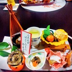 坐忘庵 - 八寸　イカ雲丹和え　玉蒸し　わかさぎ昆布巻
      　　　　　　　　　　　　　柿玉子　　南瓜餅
      
      　　　柿チーズ　　牛肉とろろ　　　カラスミ