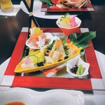 坐忘庵 - お造り　和歌山県産　マグロ　　　平貝
      　　　　北海産　イカ焼霜造り　鳥羽産　平目
      　　　　　瀬戸内産　赤海老　（紅立、山葵）