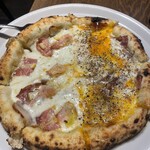 Motive Pizzeria E Caseificio - 「黒豚とスペック」と「ビスマルク」のハーフ&ハーフ