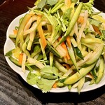 モンゴリアン・チャイニーズ BAO - パクチー乗せの辛いサラダ