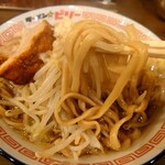 ラーメン☆ビリー 宇都宮ゆいの杜店 - 麺は太麺短めのストレート