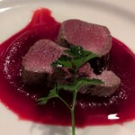 ウエストパパ - 鹿肉のランプステーキ・ビーツの濃いソースと共に