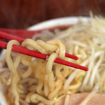 ジャンキーモンキーJr. - 「ラーメン 並 680円」麺リフト