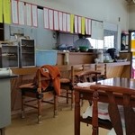 としちゃん食堂 - カウンター席、厨房方面