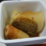 としちゃん食堂 - 小鉢は大根、じゃがいも、ちくわ、じゃこ天の煮物(ちょっと酸味が効いた味付けはyoshi好みではなかった^^)