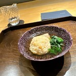 御料理 ふじ田 - 炊き合わせ：カニ味噌入りズワイガニの真丈、海老芋の揚げ、春菊  